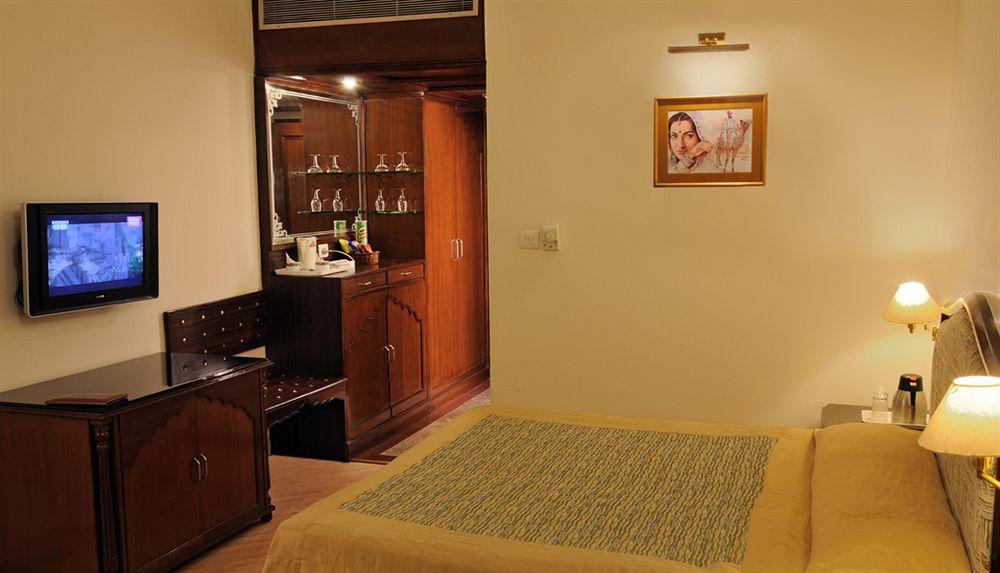 Hotel Maharaja Regency Ludhijána Kültér fotó
