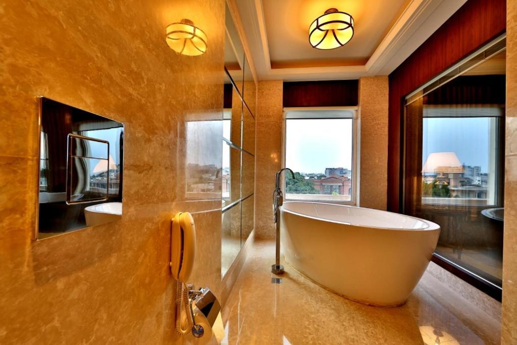 Hotel Maharaja Regency Ludhijána Kültér fotó