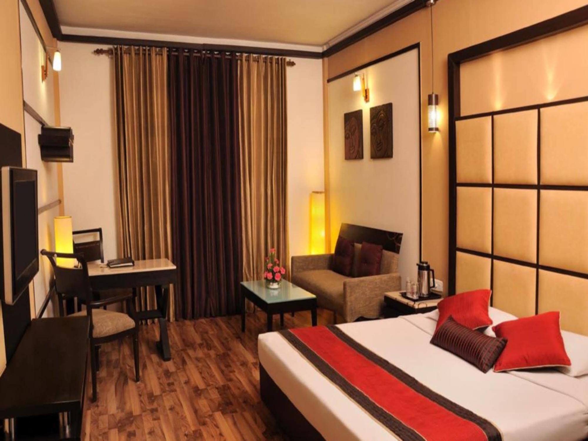 Hotel Maharaja Regency Ludhijána Kültér fotó